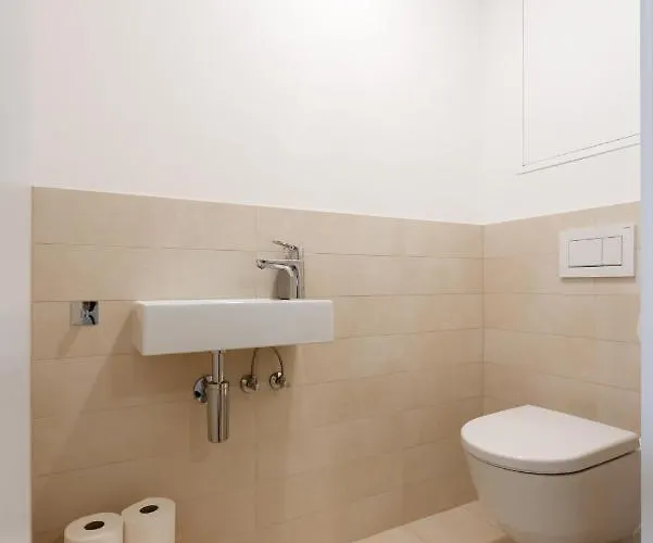 Apartamento Neu Zentral Und Ruhig An Der U2 / Stadion *